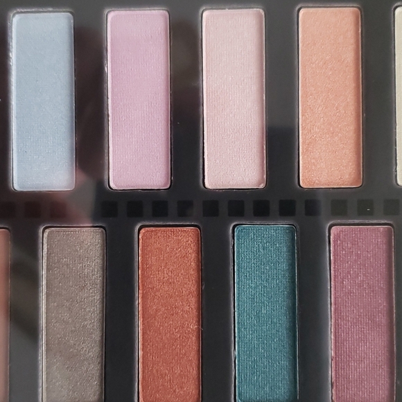 Urban Memory Eyeshadow Palette - Picture 4 of 5